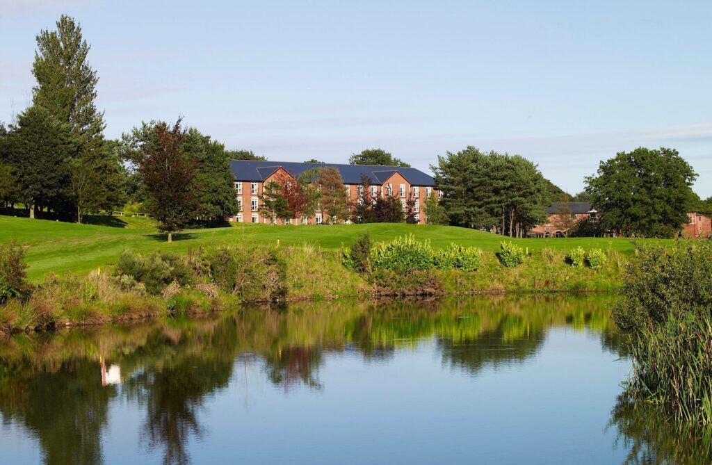 Macdonald Hill Valley Hotel